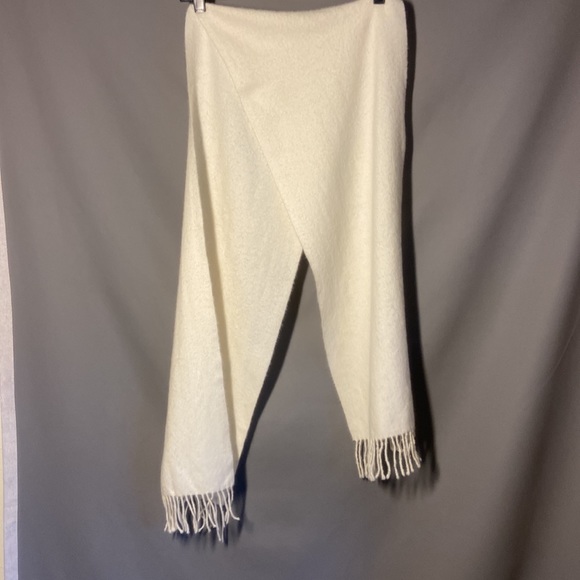 Peruvian Link  Alpaca Collection White Fringe
Scarf - Picture 4 of 5